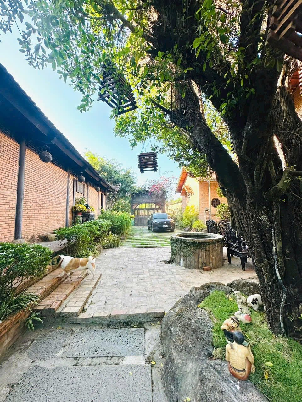 Bên trong biệt phủ 100 tỷ, rộng 16.000 m2 của Hoàng Mập: Giường ngủ 2,3 tỷ, hồ cá 4.000 đô một con- Ảnh 8. Bên trong biệt phủ 100 tỷ, rộng 16.000 m2 của Hoàng Mập: Giường ngủ 2,3 tỷ, hồ cá 4.000 đô một con- Ảnh 8.
