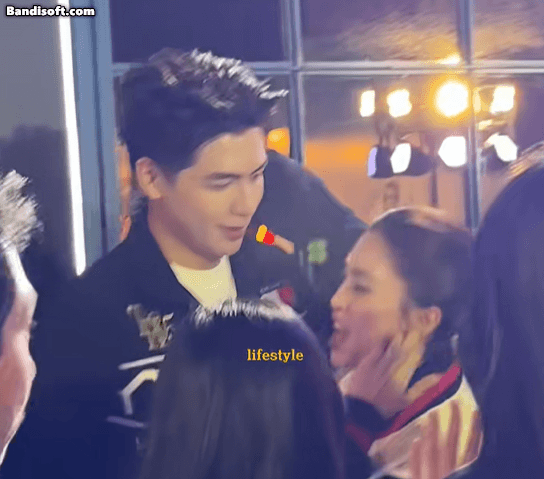 Bắt gặp cặp đôi diễn viên - Hoa hậu Vbiz vô tư ôm ấp giữa trung tâm thương mại, hỏi phim giả tình thật không thì cứ chối- Ảnh 2.