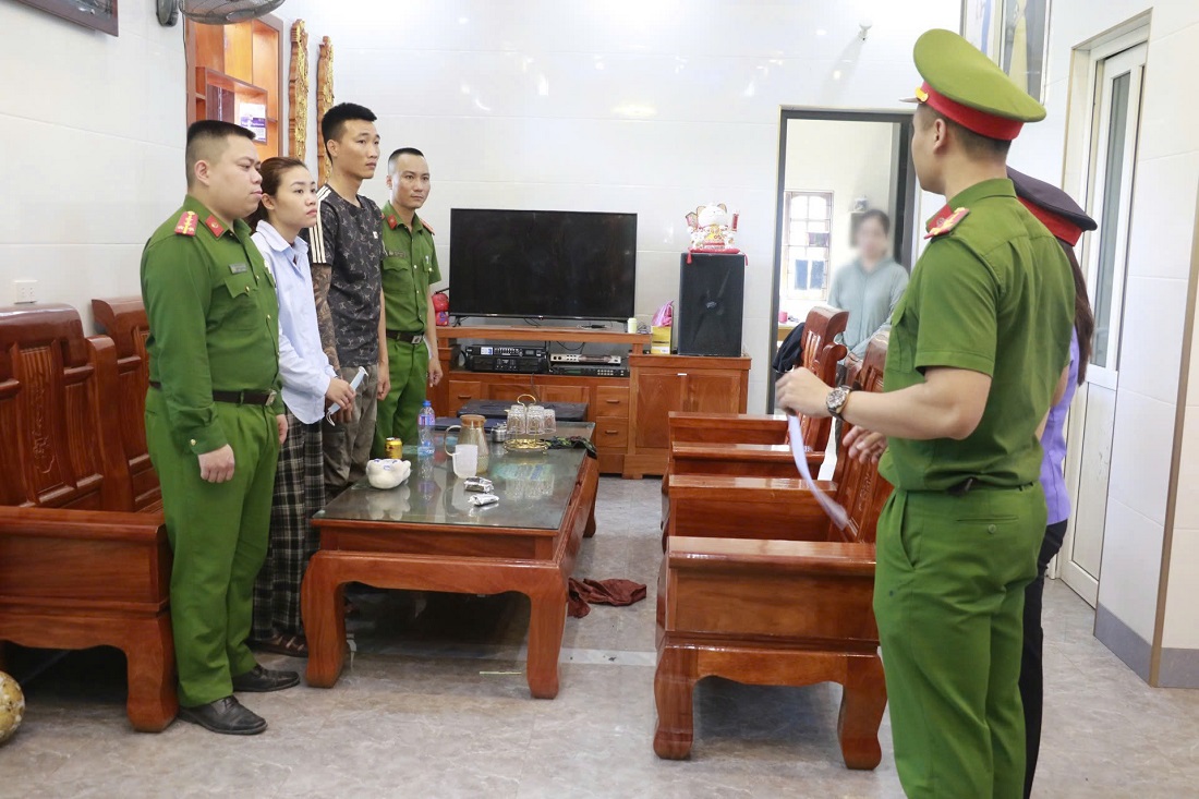 Hàng trăm cán bộ, chiến sỹ công an đồng loạt bắt giữ, khám xét khẩn cấp 100 đối tượng tại Nghệ An và nhiều tỉnh thành trong đường dây lừa đảo công nghệ cao 2.000 tỷ đồng- Ảnh 4. Hàng trăm cán bộ, chiến sỹ công an đồng loạt bắt giữ, khám xét khẩn cấp 100 đối tượng tại Nghệ An và nhiều tỉnh thành trong đường dây lừa đảo công nghệ cao 2.000 tỷ đồng- Ảnh 4.