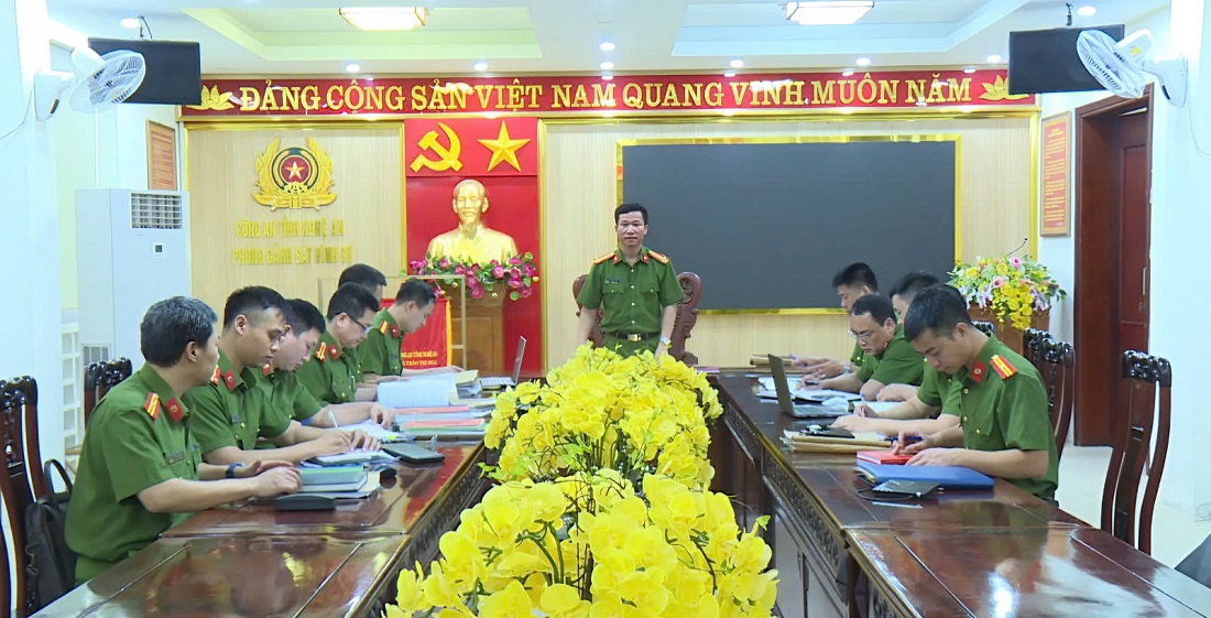 Hàng trăm cán bộ, chiến sỹ công an đồng loạt bắt giữ, khám xét khẩn cấp 100 đối tượng tại Nghệ An và nhiều tỉnh thành trong đường dây lừa đảo công nghệ cao 2.000 tỷ đồng- Ảnh 6. Hàng trăm cán bộ, chiến sỹ công an đồng loạt bắt giữ, khám xét khẩn cấp 100 đối tượng tại Nghệ An và nhiều tỉnh thành trong đường dây lừa đảo công nghệ cao 2.000 tỷ đồng- Ảnh 6.