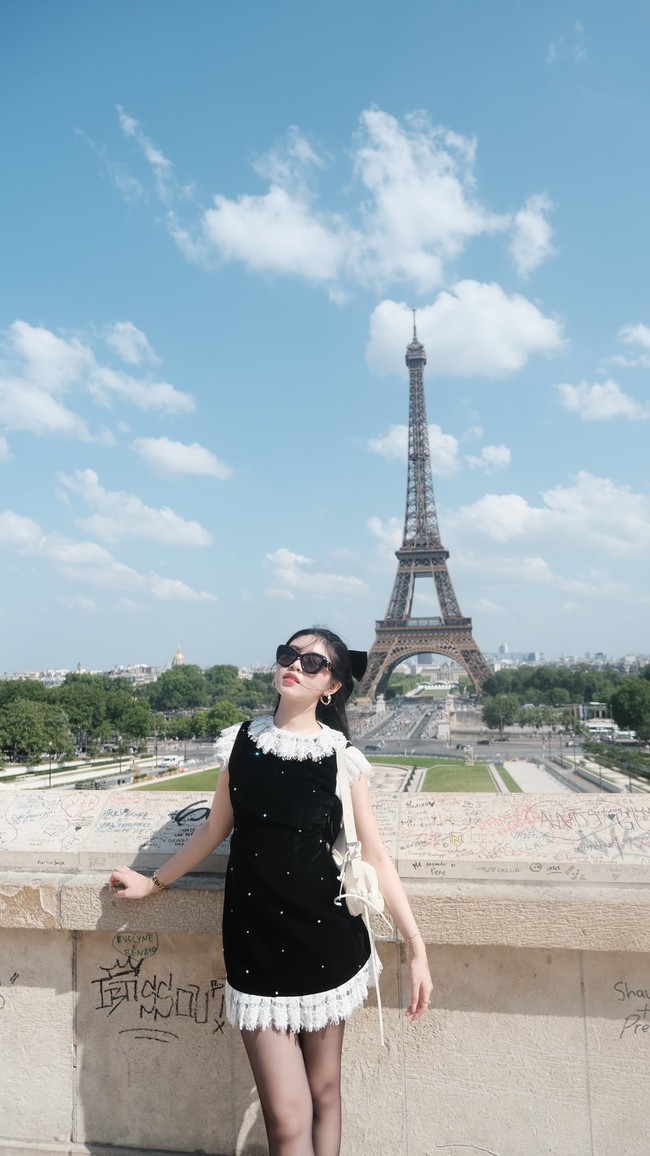 Soi 1 chi tiết trong ảnh đi Pháp của MC Quyền Linh và 2 con gái, mới thấy quan điểm dạy con của nghệ sĩ này nhất quán thế nào!- Ảnh 1. Soi 1 chi tiết trong ảnh đi Pháp của MC Quyền Linh và 2 con gái, mới thấy quan điểm dạy con của nghệ sĩ này nhất quán thế nào!- Ảnh 1.