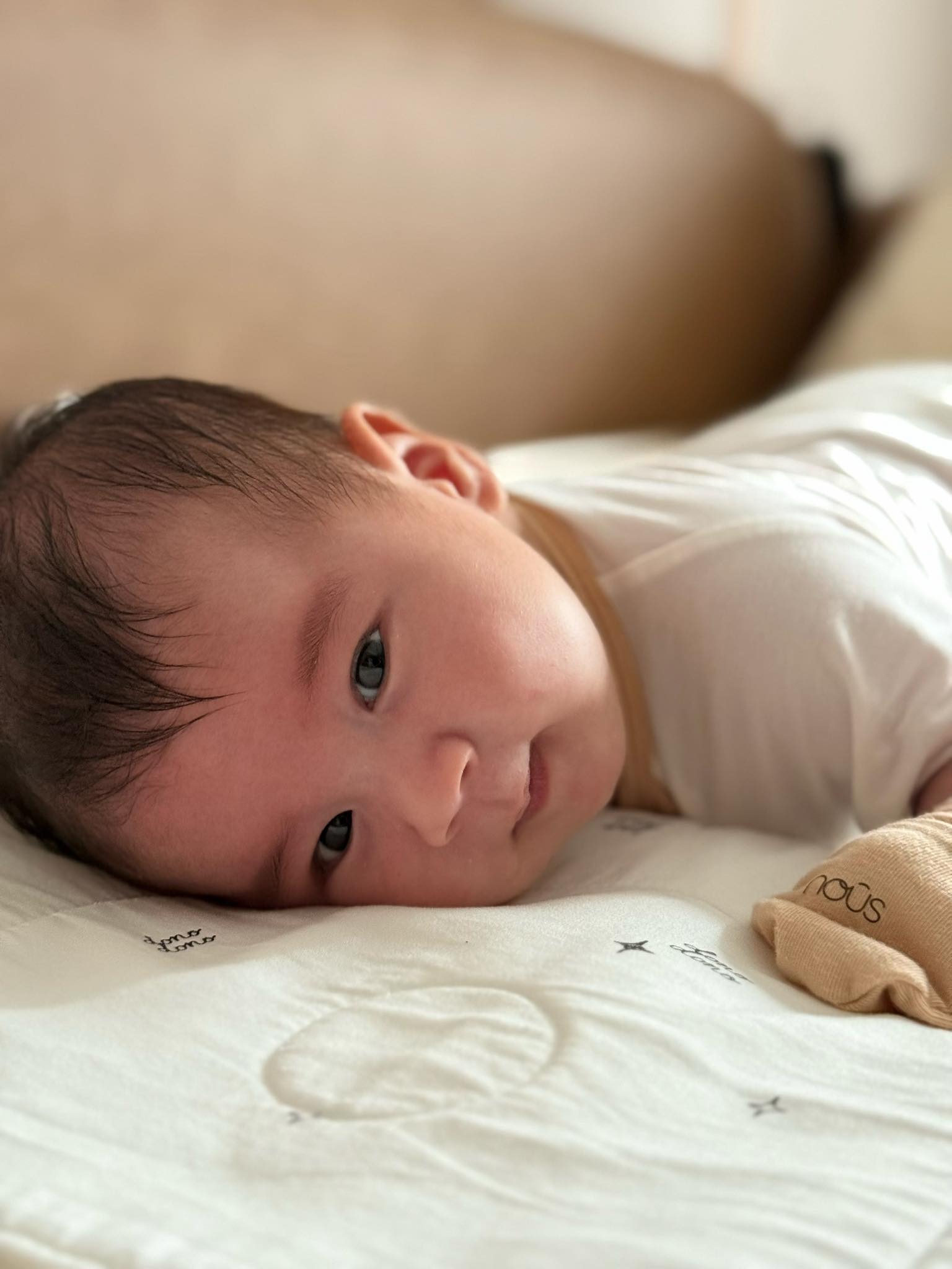 Quý tử nhà MC Mai Ngọc mới 2 tháng tuổi đã biết lật, đôi bàn tay mũm mĩm khiến team bỉm sữa phát mê- Ảnh 3. Quý tử nhà MC Mai Ngọc mới 2 tháng tuổi đã biết lật, đôi bàn tay mũm mĩm khiến team bỉm sữa phát mê- Ảnh 3.