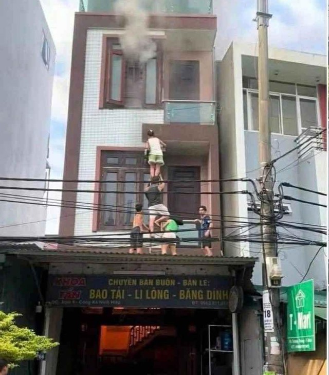 Hình ảnh hàng xóm bắc thang, cứu 4 người trong ngôi nhà đang cháy ở Hà Nội- Ảnh 1. Hình ảnh hàng xóm bắc thang, cứu 4 người trong ngôi nhà đang cháy ở Hà Nội- Ảnh 1.