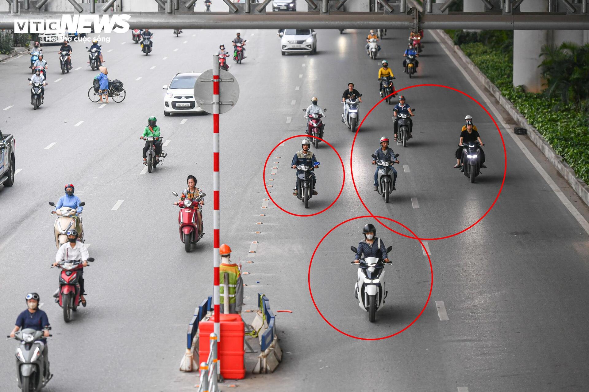 Tài xế lúng túng với hàng rào phân làn trên 2 tuyến đường vành đai Hà Nội- Ảnh 20.