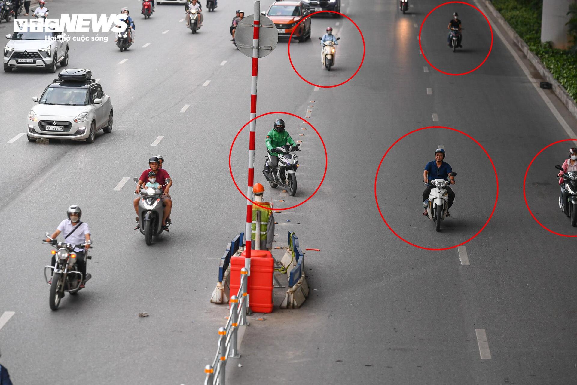 Tài xế lúng túng với hàng rào phân làn trên 2 tuyến đường vành đai Hà Nội- Ảnh 19.