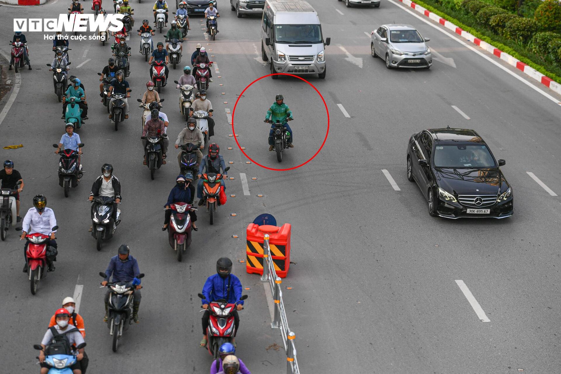 Tài xế lúng túng với hàng rào phân làn trên 2 tuyến đường vành đai Hà Nội- Ảnh 4.