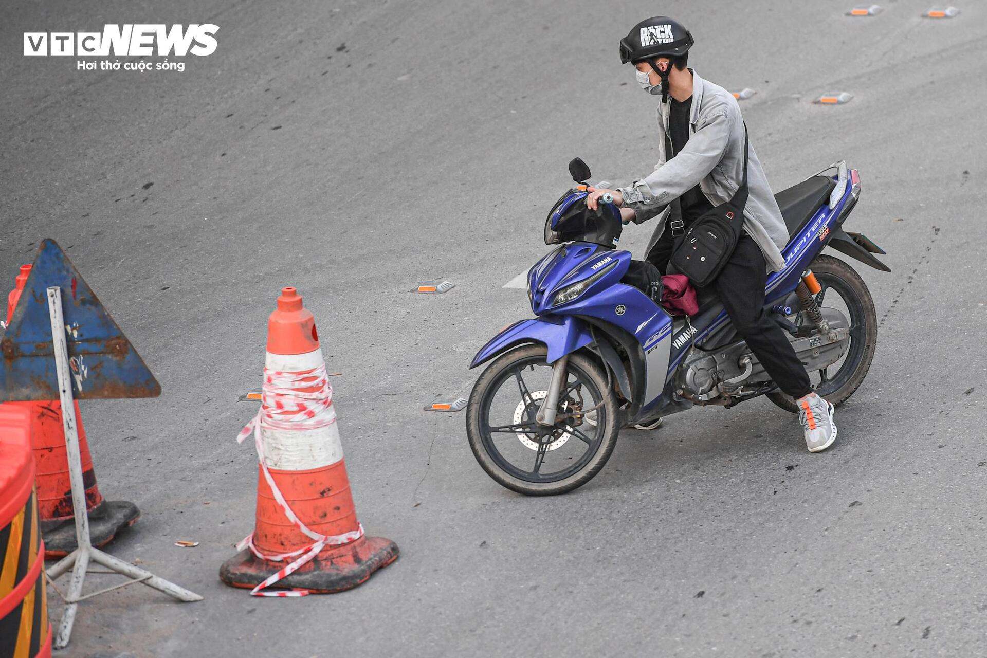 Tài xế lúng túng với hàng rào phân làn trên 2 tuyến đường vành đai Hà Nội- Ảnh 12.
