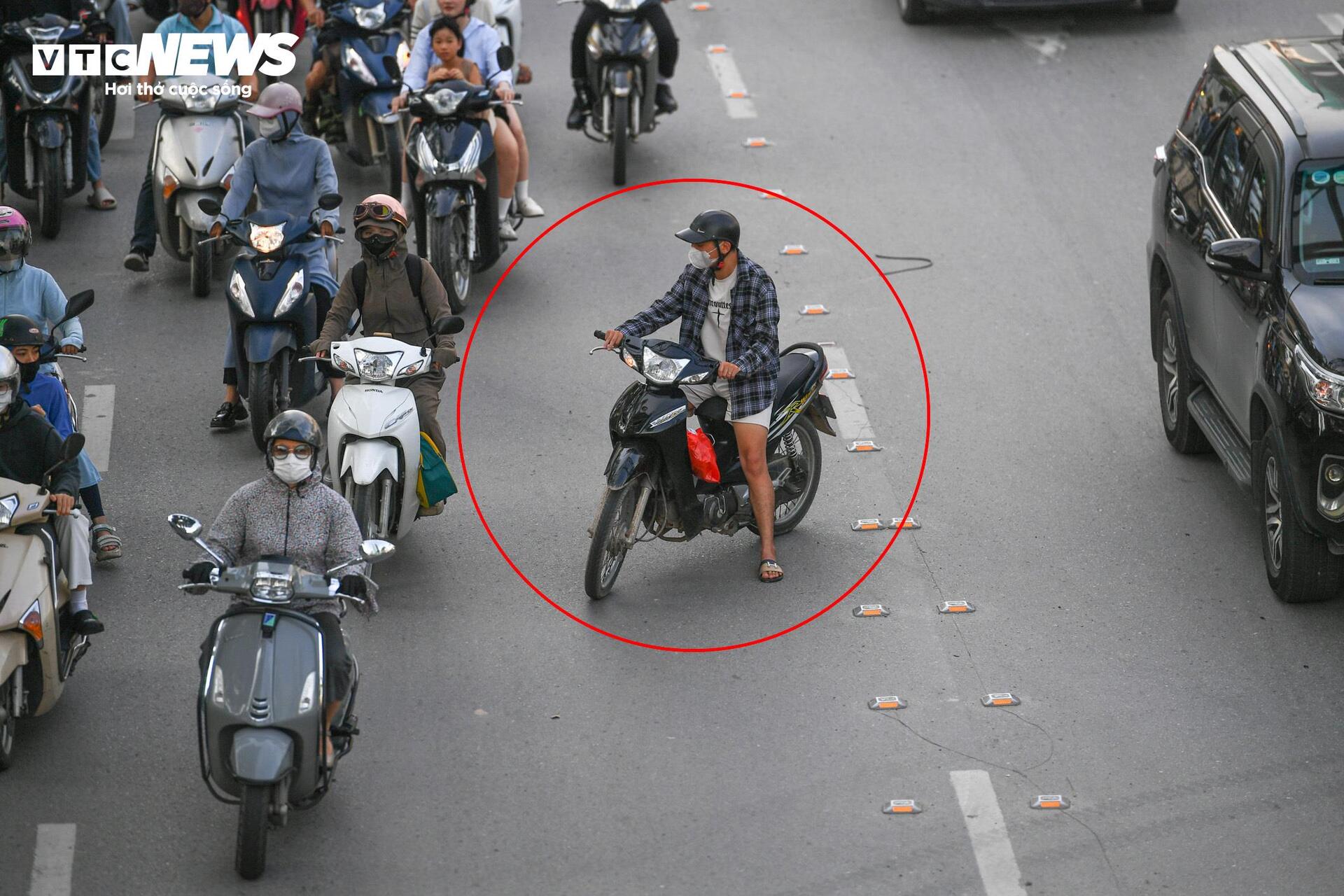 Tài xế lúng túng với hàng rào phân làn trên 2 tuyến đường vành đai Hà Nội- Ảnh 6.