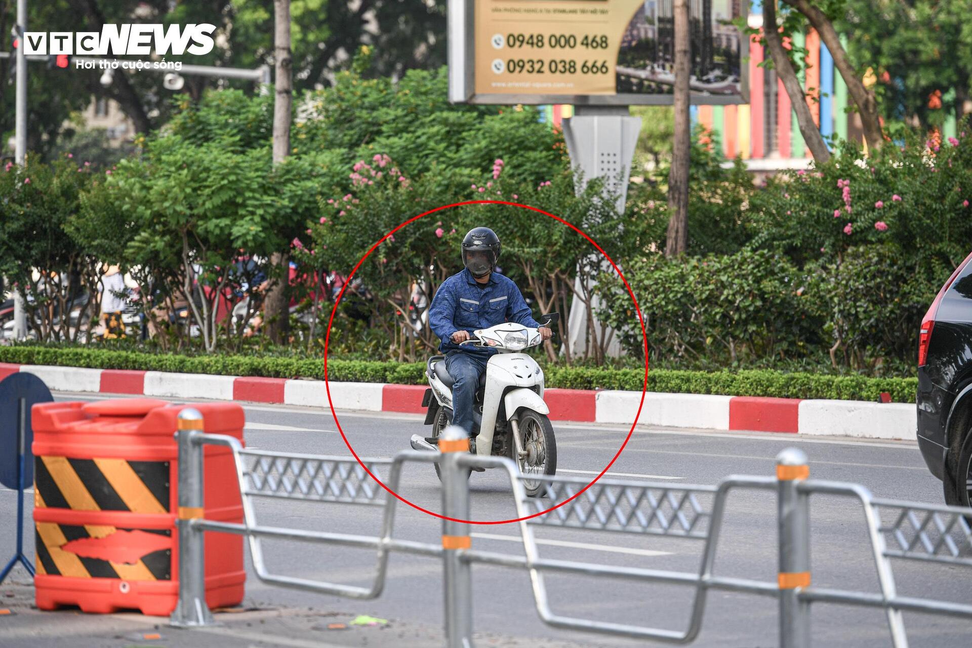 Tài xế lúng túng với hàng rào phân làn trên 2 tuyến đường vành đai Hà Nội- Ảnh 16.
