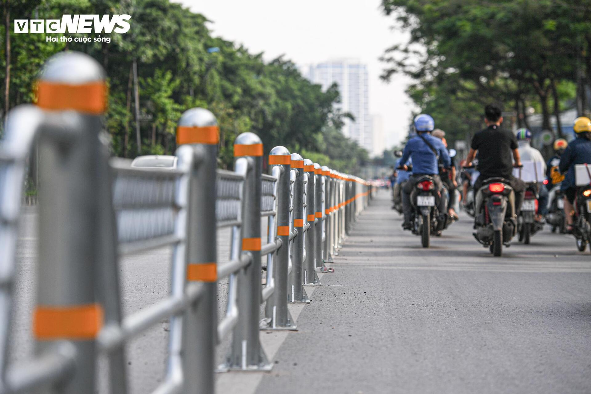 Tài xế lúng túng với hàng rào phân làn trên 2 tuyến đường vành đai Hà Nội- Ảnh 3.