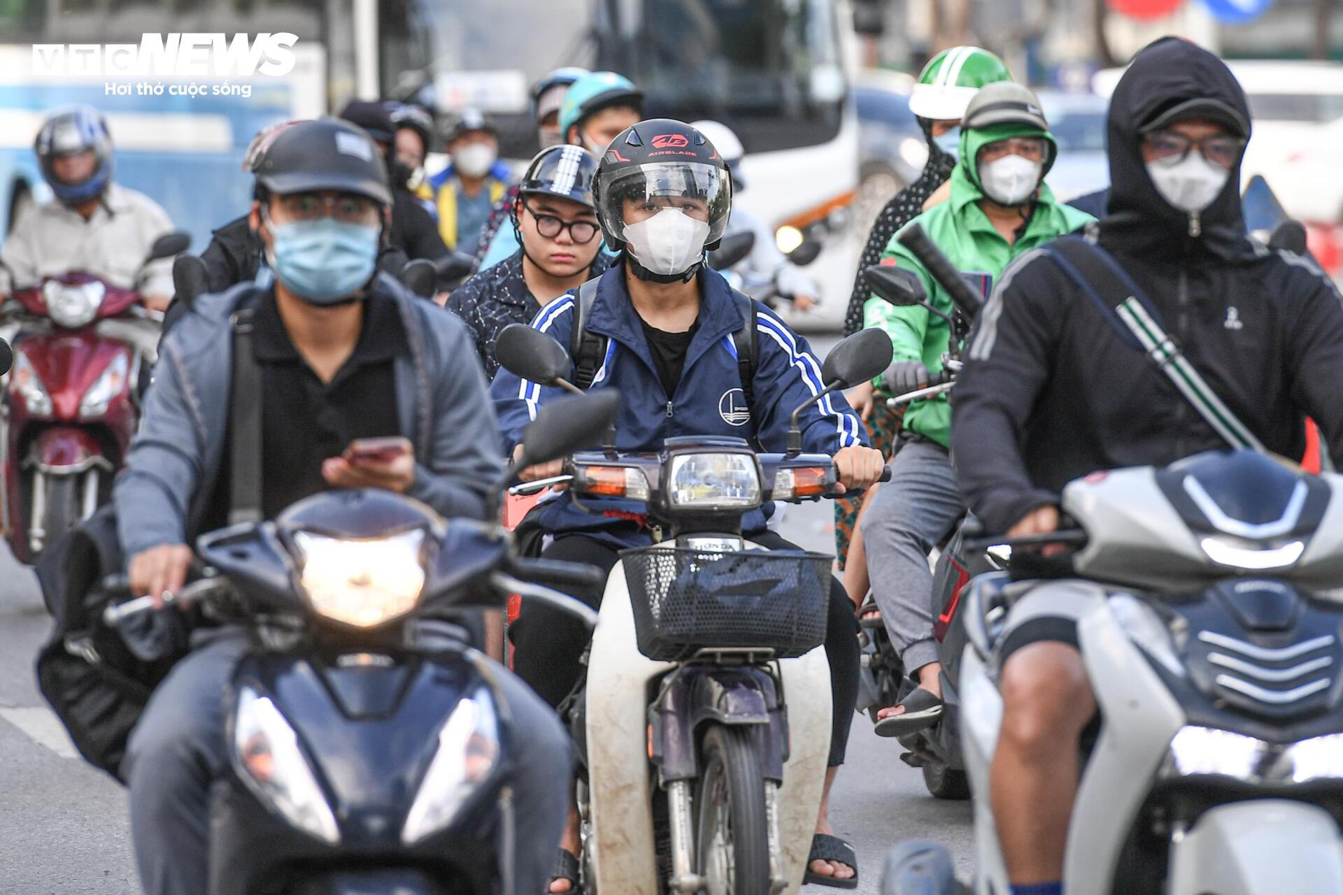 Tài xế lúng túng với hàng rào phân làn trên 2 tuyến đường vành đai Hà Nội- Ảnh 13.