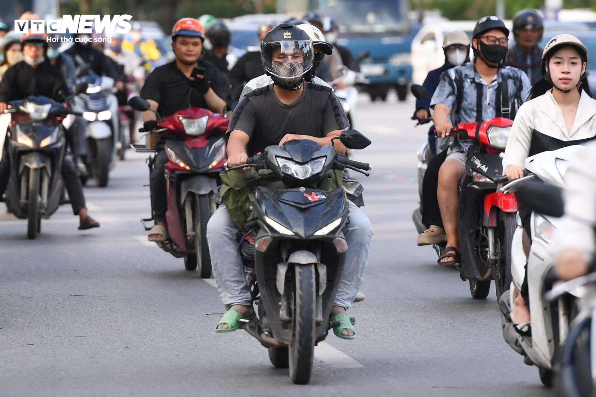 Tài xế lúng túng với hàng rào phân làn trên 2 tuyến đường vành đai Hà Nội- Ảnh 14.