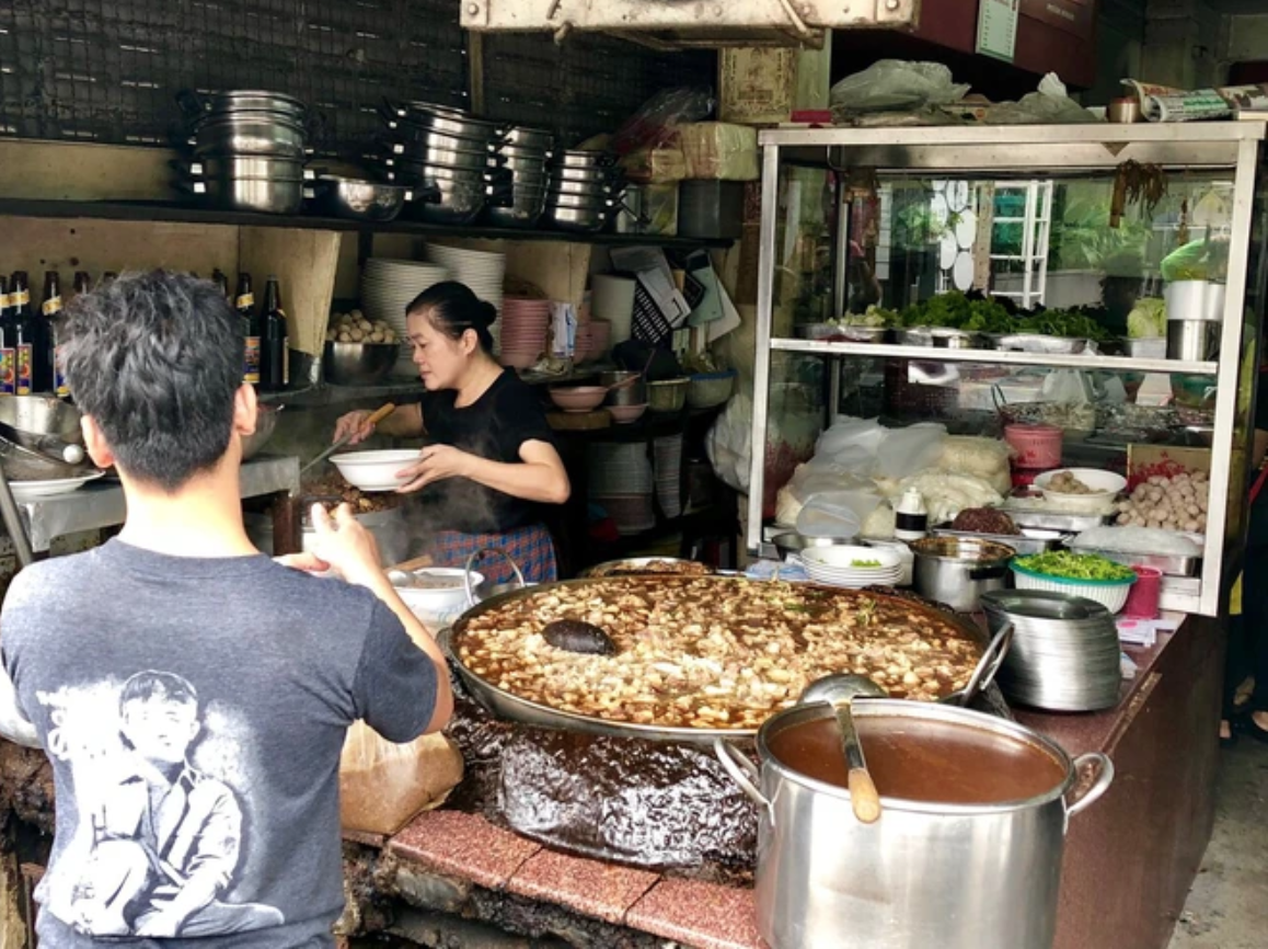 Nhà hàng "50 năm không rửa nồi" nổi tiếng khắp thế giới bây giờ thế nào?- Ảnh 1. Nhà hàng "50 năm không rửa nồi" nổi tiếng khắp thế giới bây giờ thế nào?- Ảnh 1.