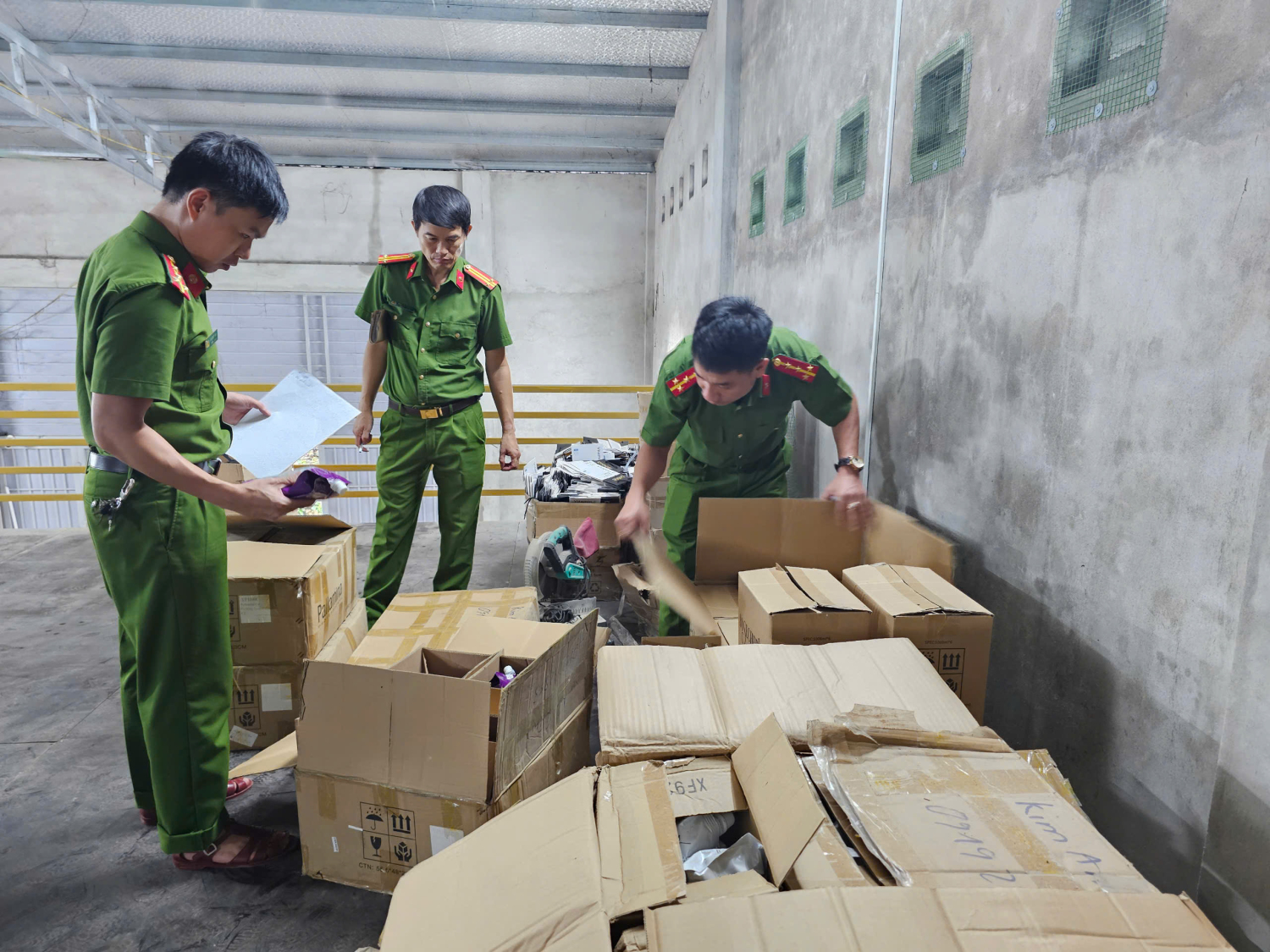Hàng tấn mỹ phẩm không rõ nguồn gốc vừa phát hiện ở cửa hàng Kim Anh: 2.900 sản phẩm, 43 loại nhãn hàng- Ảnh 2. Hàng tấn mỹ phẩm không rõ nguồn gốc vừa phát hiện ở cửa hàng Kim Anh: 2.900 sản phẩm, 43 loại nhãn hàng- Ảnh 2.