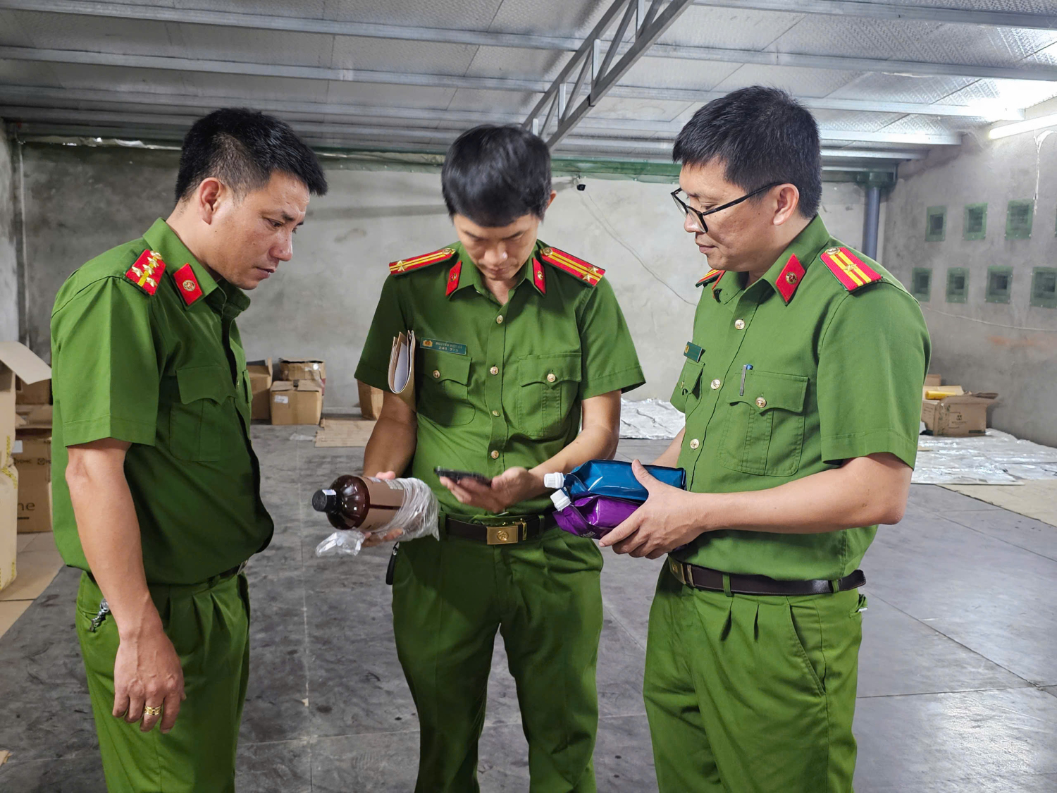 Hàng tấn mỹ phẩm không rõ nguồn gốc vừa phát hiện ở cửa hàng Kim Anh: 2.900 sản phẩm, 43 loại nhãn hàng- Ảnh 3. Hàng tấn mỹ phẩm không rõ nguồn gốc vừa phát hiện ở cửa hàng Kim Anh: 2.900 sản phẩm, 43 loại nhãn hàng- Ảnh 3.