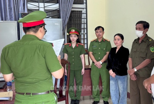 Phát hiện hàng ngàn thực phẩm bảo vệ sức khỏe giả, bắt giam nữ giám đốc- Ảnh 1. Phát hiện hàng ngàn thực phẩm bảo vệ sức khỏe giả, bắt giam nữ giám đốc- Ảnh 1.