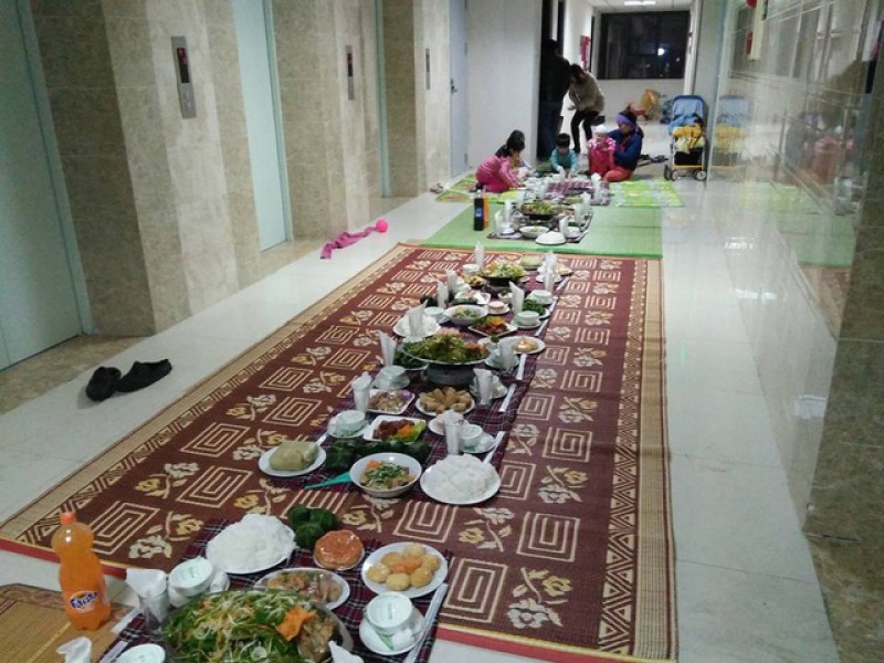 Ám ảnh liên hoan chung cư: Mất cả triệu bạc chỉ để ngồi cười trừ nhìn người khác thưởng thức Ám ảnh liên hoan chung cư: Mất cả triệu bạc chỉ để ngồi cười trừ nhìn người khác thưởng thức