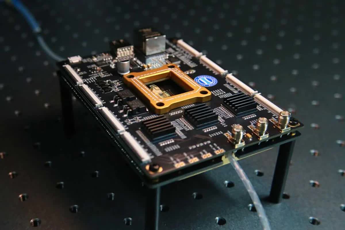 Đột phá lịch sử: Trung Quốc chế tạo được chip quang học đầu tiên có hiệu năng tương đương RTX 5090 của NVIDIA, mở ra tương lai mới cho AI- Ảnh 1. Đột phá lịch sử: Trung Quốc chế tạo được chip quang học đầu tiên có hiệu năng tương đương RTX 5090 của NVIDIA, mở ra tương lai mới cho AI- Ảnh 1.