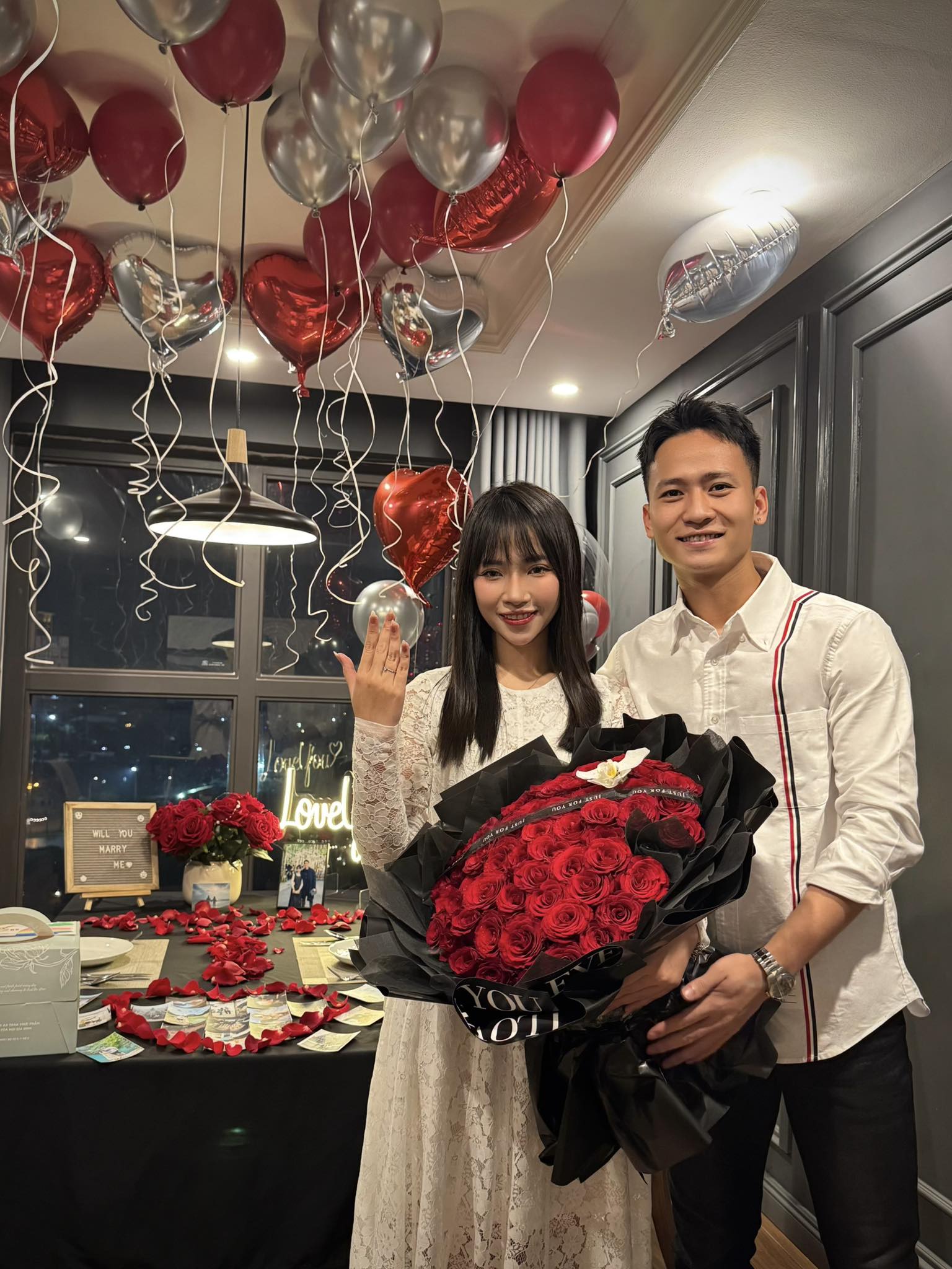 "Nam thần" U23 Việt Nam cầu hôn bạn gái sau 7 năm hẹn hò, nàng WAG cực sexy, thành tích học tập mới đáng nể- Ảnh 1. "Nam thần" U23 Việt Nam cầu hôn bạn gái sau 7 năm hẹn hò, nàng WAG cực sexy, thành tích học tập mới đáng nể- Ảnh 1.