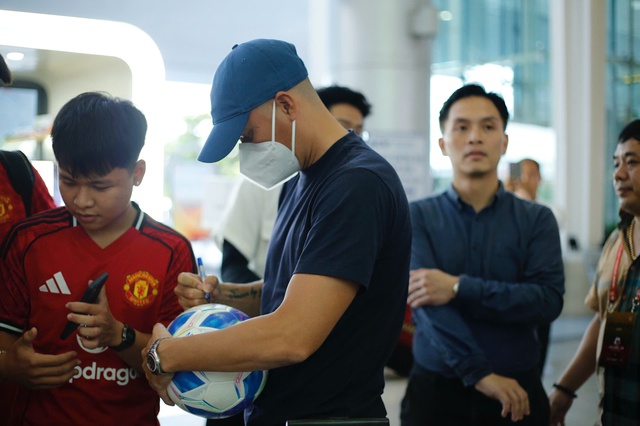 Tóm dính Công Vinh tại sân bay sau nửa năm ở ẩn, bịt khẩu trang kín mít, Thủy Tiên có lộ diện?- Ảnh 2. Tóm dính Công Vinh tại sân bay sau nửa năm ở ẩn, bịt khẩu trang kín mít, Thủy Tiên có lộ diện?- Ảnh 2.