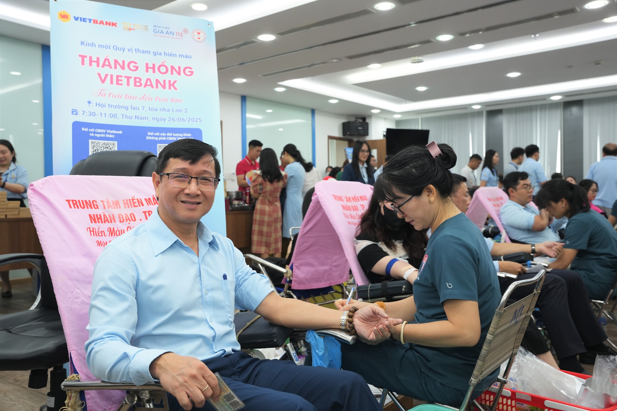 Hơn 200 CBNV tham gia hiến máu tình nguyện Tháng hồng Vietbank- Ảnh 1. Hơn 200 CBNV tham gia hiến máu tình nguyện Tháng hồng Vietbank- Ảnh 1.