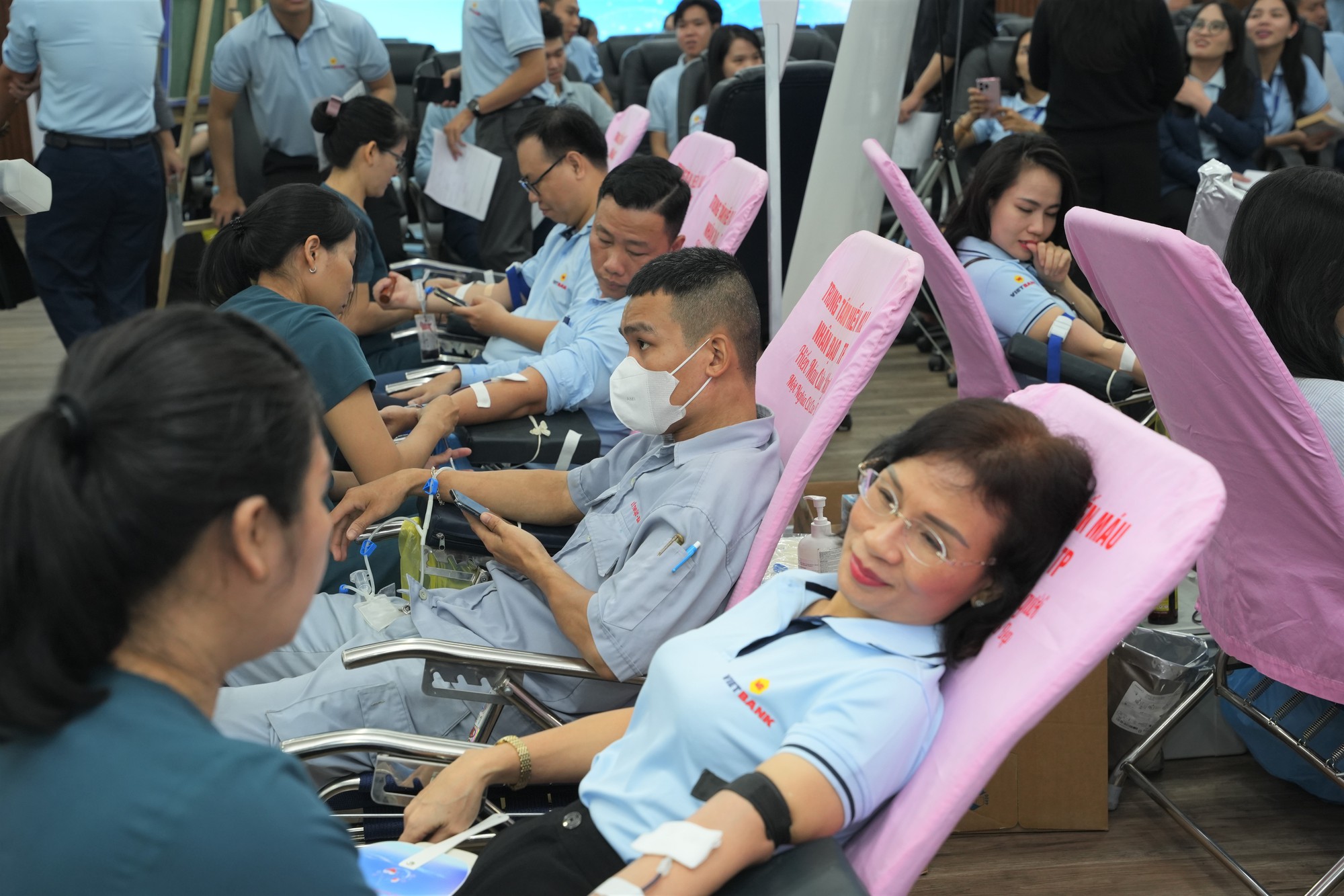 Hơn 200 CBNV tham gia hiến máu tình nguyện Tháng hồng Vietbank- Ảnh 3. Hơn 200 CBNV tham gia hiến máu tình nguyện Tháng hồng Vietbank- Ảnh 3.