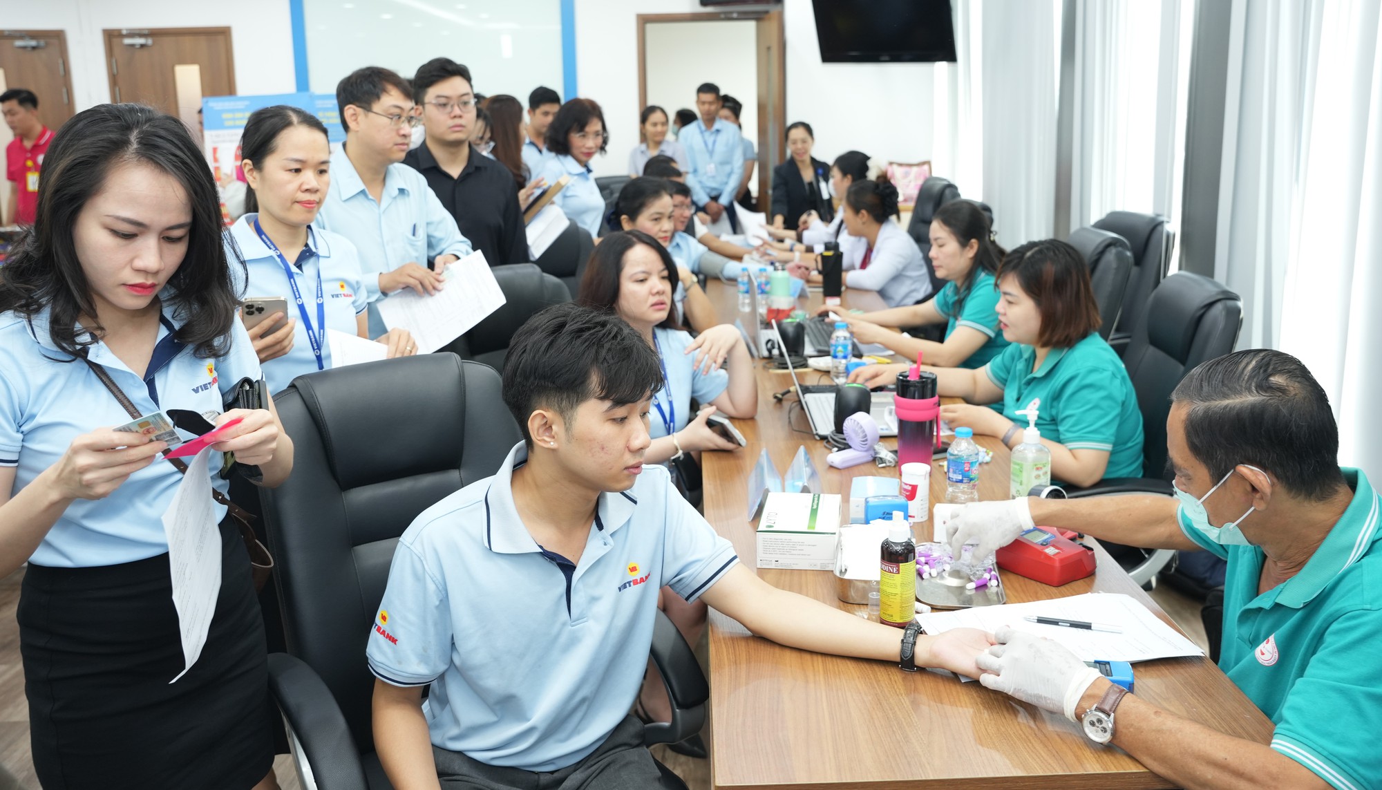 Hơn 200 CBNV tham gia hiến máu tình nguyện Tháng hồng Vietbank- Ảnh 4. Hơn 200 CBNV tham gia hiến máu tình nguyện Tháng hồng Vietbank- Ảnh 4.