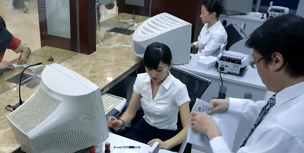 Livestream suốt 2 tháng để "chứng minh vô tội", nữ y tá vẫn bị lừa sạch hơn 8 tỷ đồng bởi cảnh sát... không tồn tại- Ảnh 3.