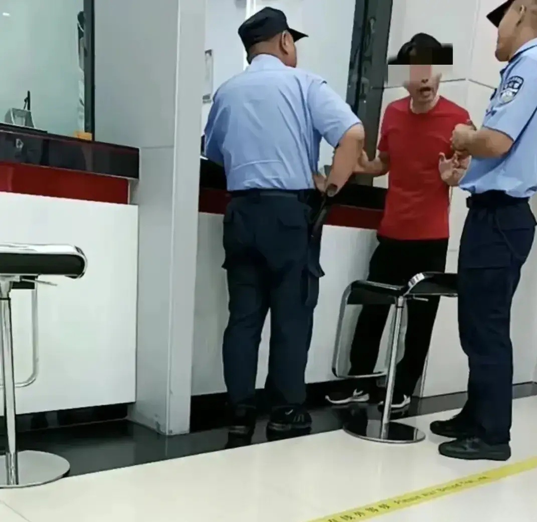 Người đàn ông gửi tiết kiệm 3,4 tỷ đồng, khi đến rút phát hiện còn 0 đồng, ngân hàng tuyên bố: “Anh vẫn còn nợ chúng tôi 5,4 tỷ đồng”- Ảnh 1.