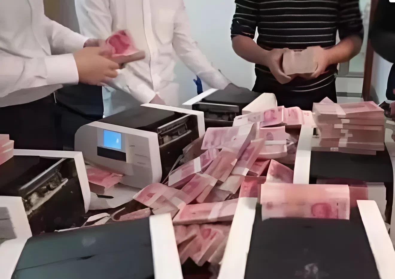 Huy động 300 cảnh sát đột kích căn biệt thự không người ở, tịch thu 4.700 tỷ đồng tiền mặt đủ chất đầy 2 xe tải- Ảnh 4. Huy động 300 cảnh sát đột kích căn biệt thự không người ở, tịch thu 4.700 tỷ đồng tiền mặt đủ chất đầy 2 xe tải- Ảnh 4.
