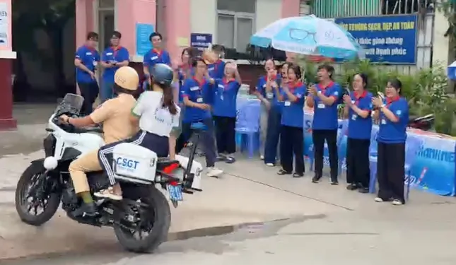 Nữ sinh quên căn cước được CSGT chở đến điểm thi- Ảnh 1.