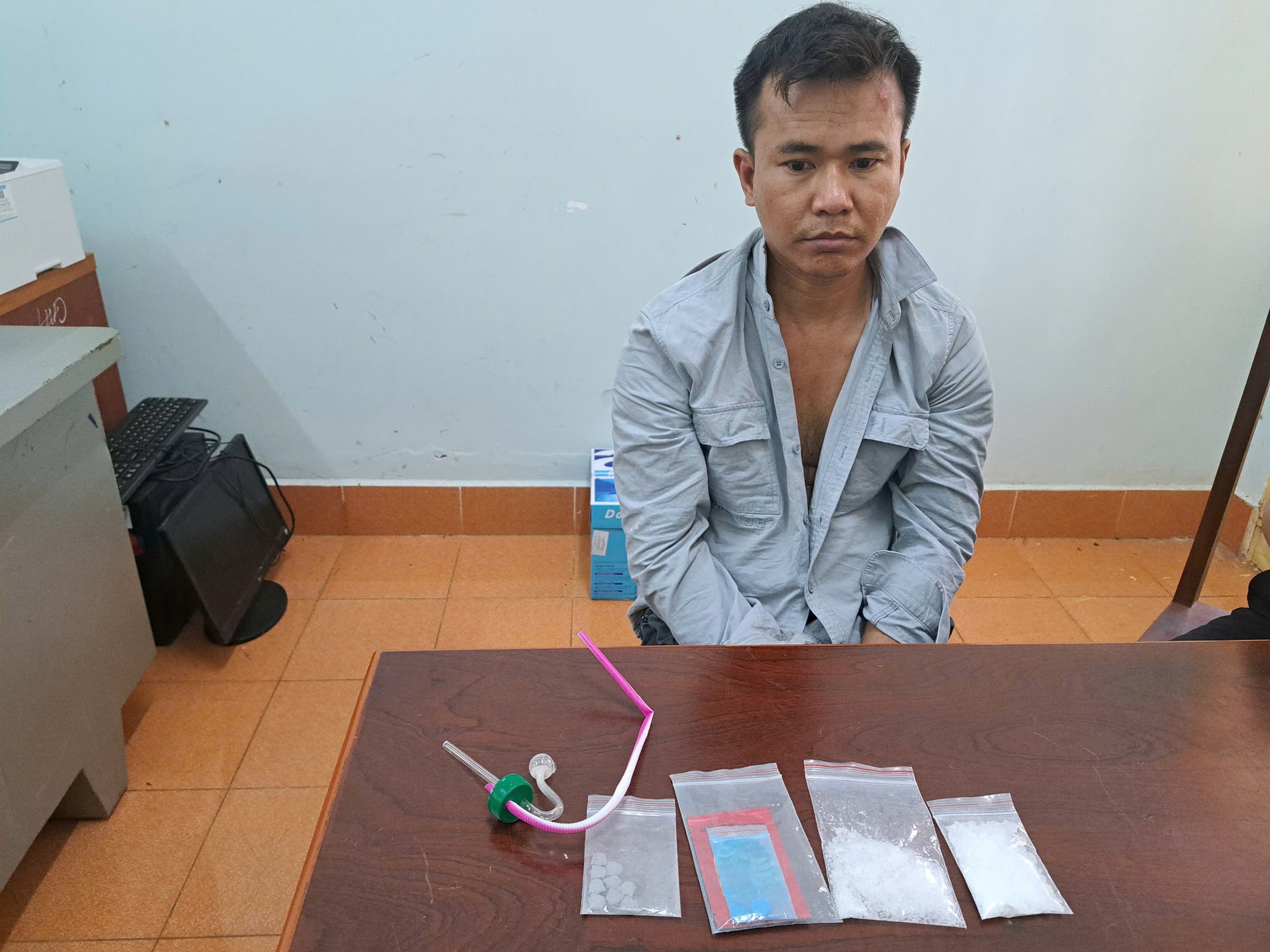 Công an chặn xe ô tô, bắt Cường “beo”- Ảnh 1. Công an chặn xe ô tô, bắt Cường “beo”- Ảnh 1.