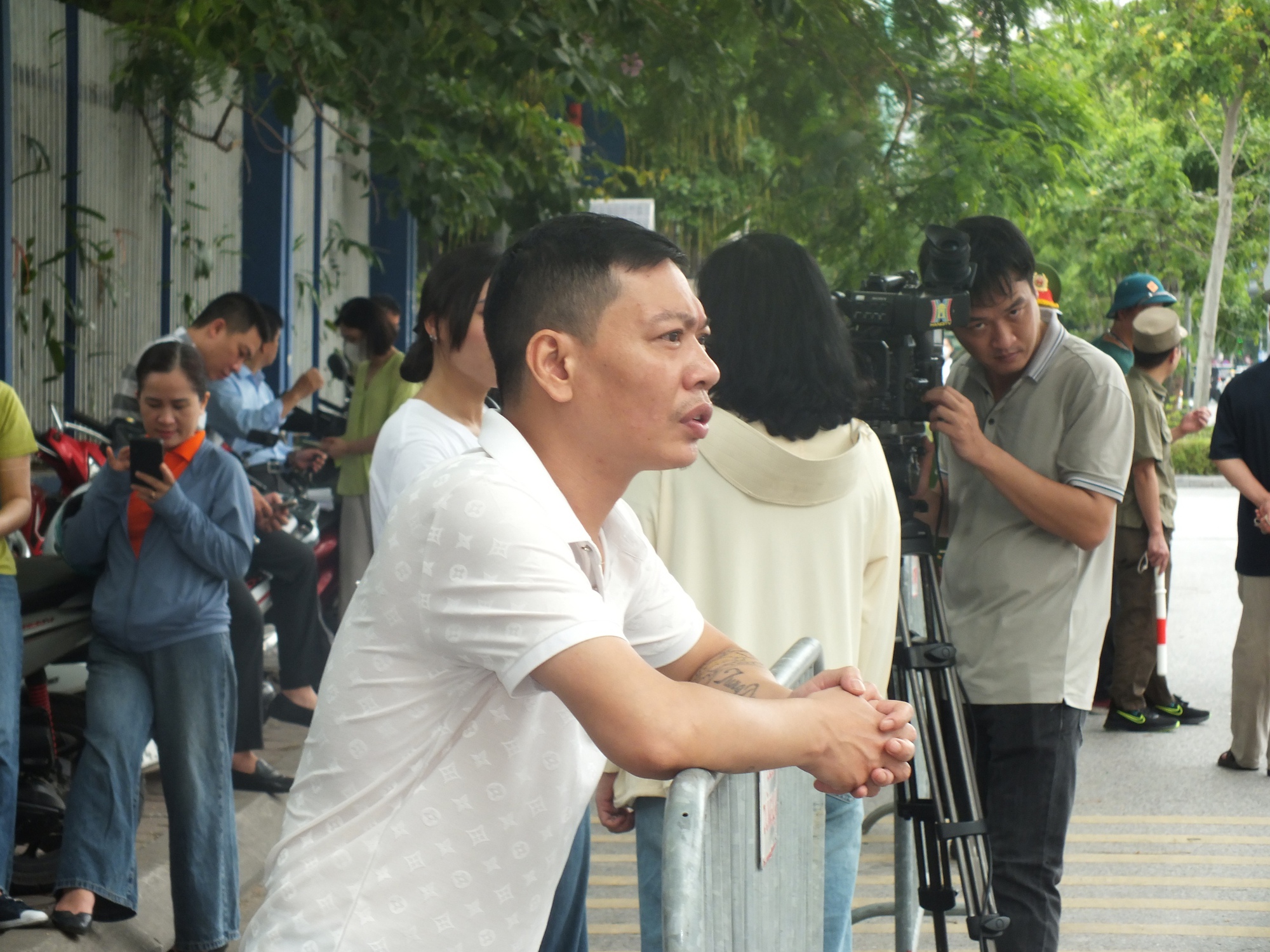 Trời nóng, cha mẹ vẫn ở lại, vì: Gặp cha mẹ đầu tiên sau khi thi xong là ký ức đẹp theo con suốt đời!- Ảnh 6.