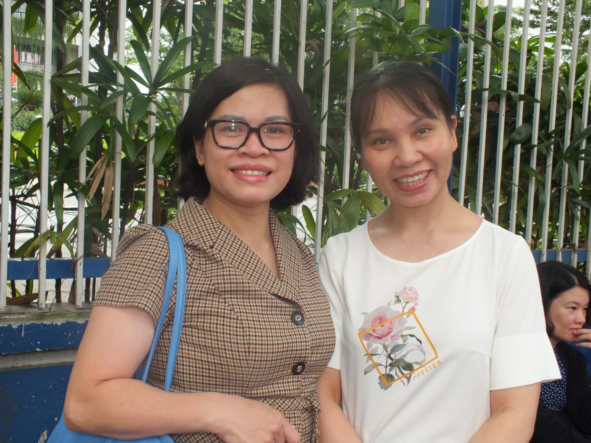 Trời nóng, cha mẹ vẫn ở lại, vì: Gặp cha mẹ đầu tiên sau khi thi xong là ký ức đẹp theo con suốt đời!- Ảnh 1.