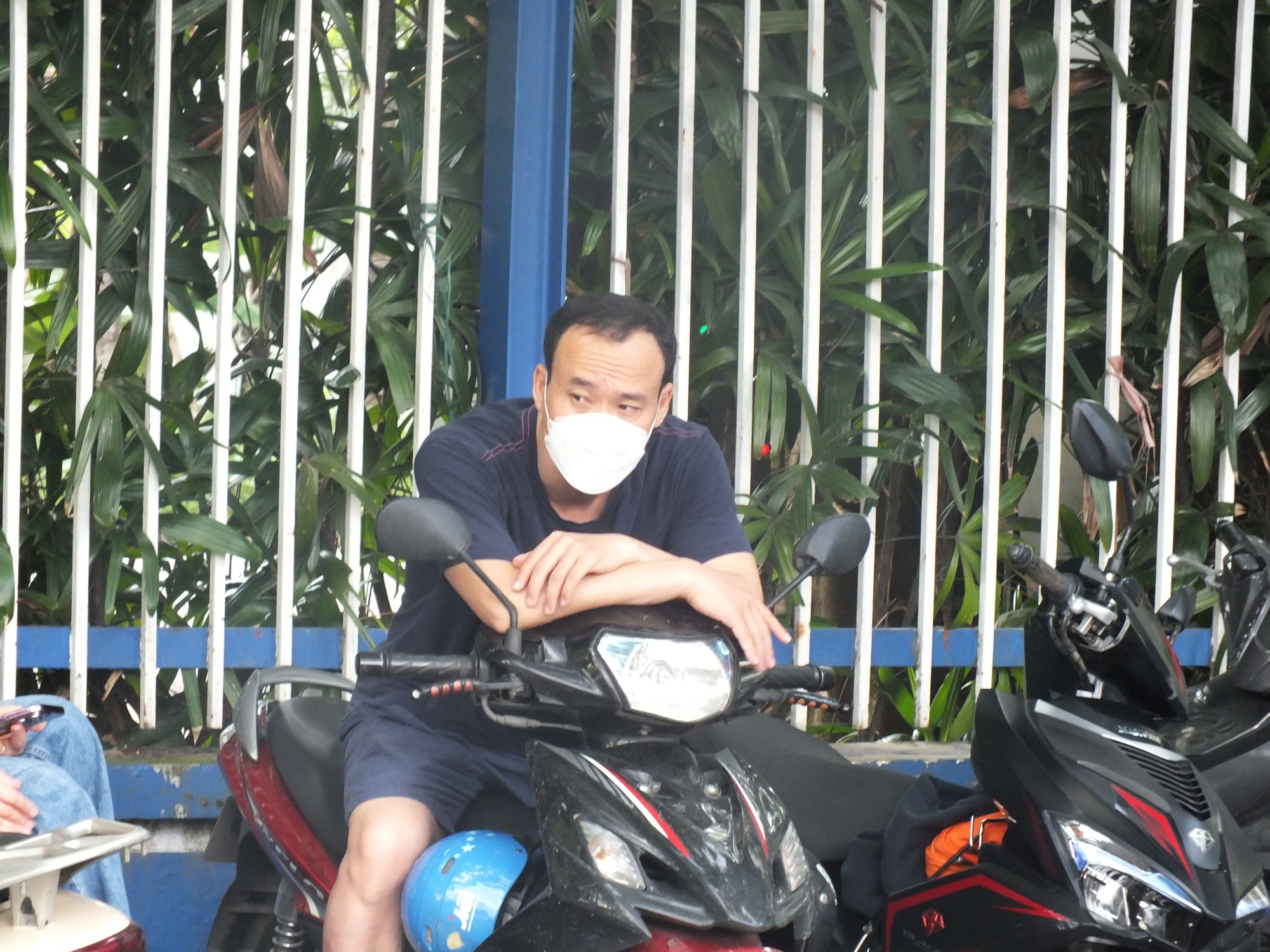 Trời nóng, cha mẹ vẫn ở lại, vì: Gặp cha mẹ đầu tiên sau khi thi xong là ký ức đẹp theo con suốt đời!- Ảnh 5.