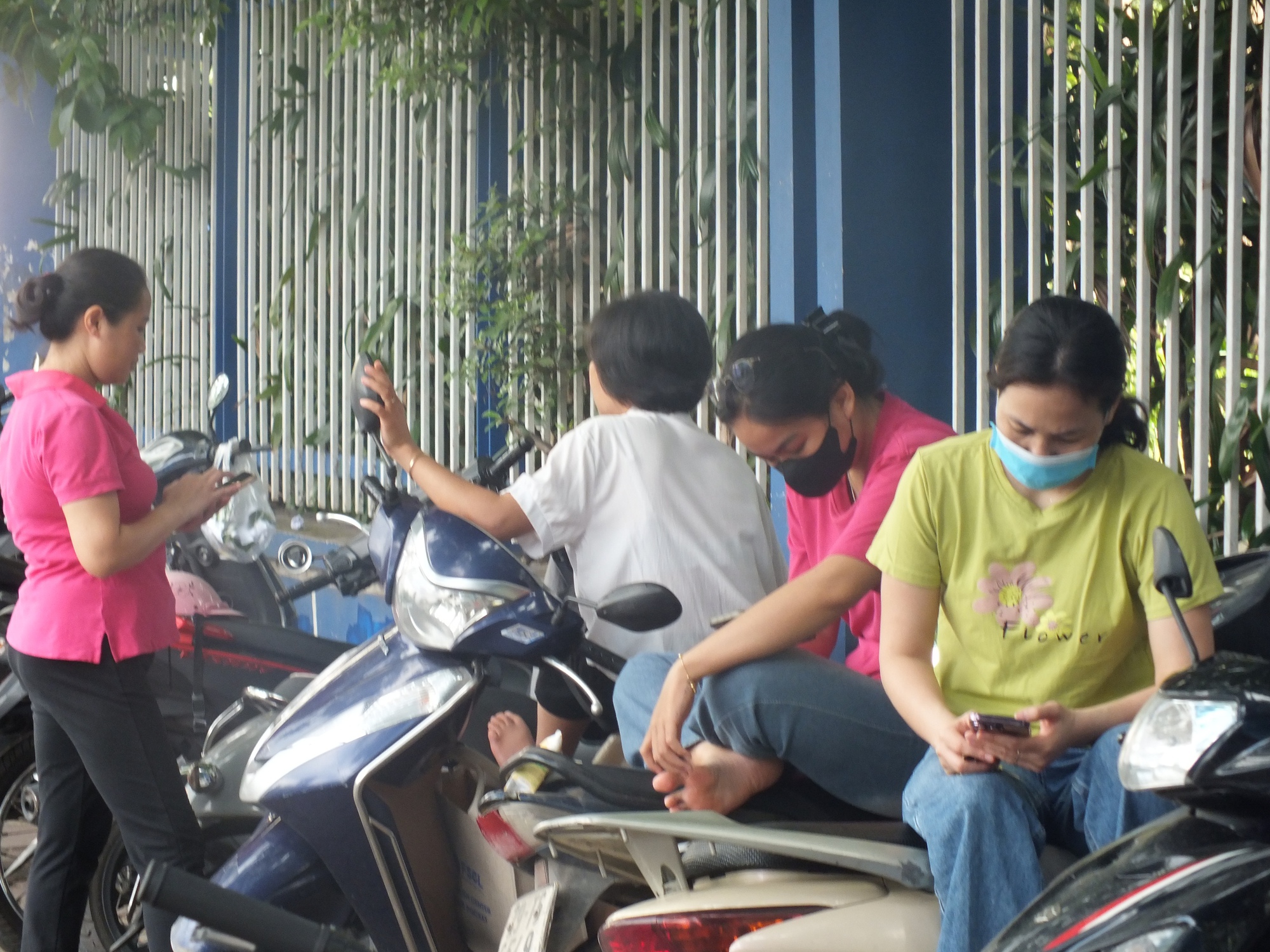 Trời nóng, cha mẹ vẫn ở lại, vì: Gặp cha mẹ đầu tiên sau khi thi xong là ký ức đẹp theo con suốt đời!- Ảnh 8.