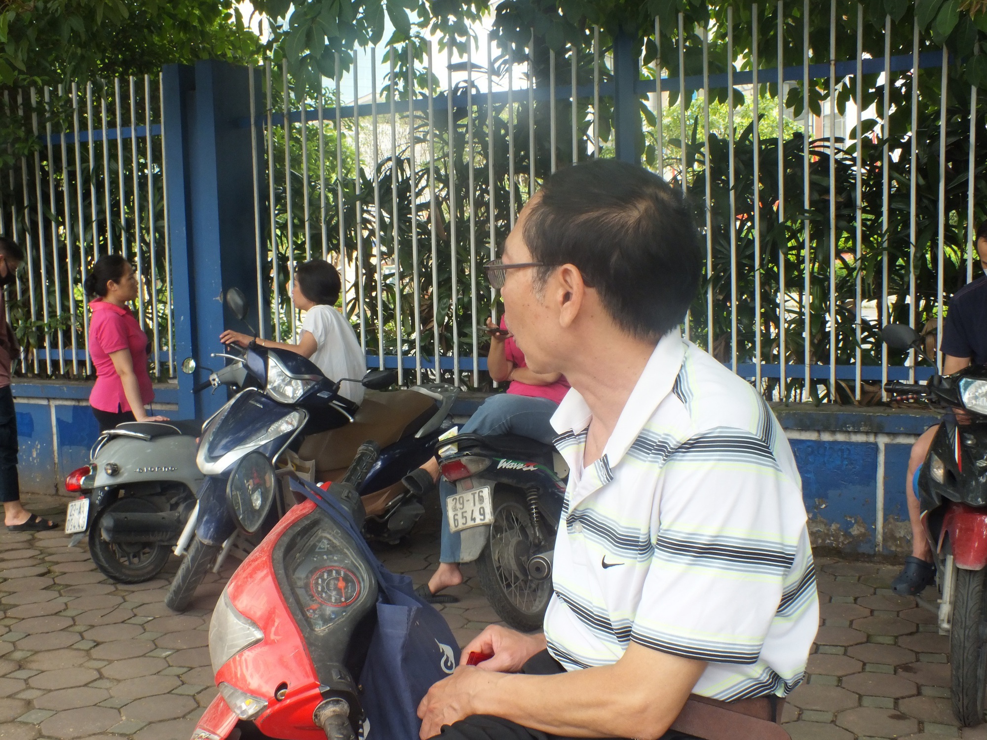 Trời nóng, cha mẹ vẫn ở lại, vì: Gặp cha mẹ đầu tiên sau khi thi xong là ký ức đẹp theo con suốt đời!- Ảnh 9.