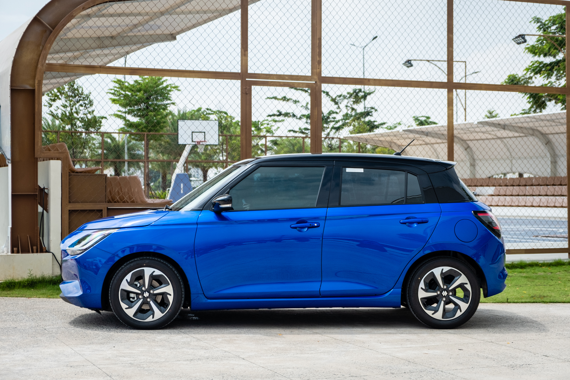 Suzuki Swift 2025 ra mắt Việt Nam: Giá 569 triệu, máy hybrid, 6 tính năng ADAS, đấu Mazda2 hatchback- Ảnh 10. Suzuki Swift 2025 ra mắt Việt Nam: Giá 569 triệu, máy hybrid, 6 tính năng ADAS, đấu Mazda2 hatchback- Ảnh 10.