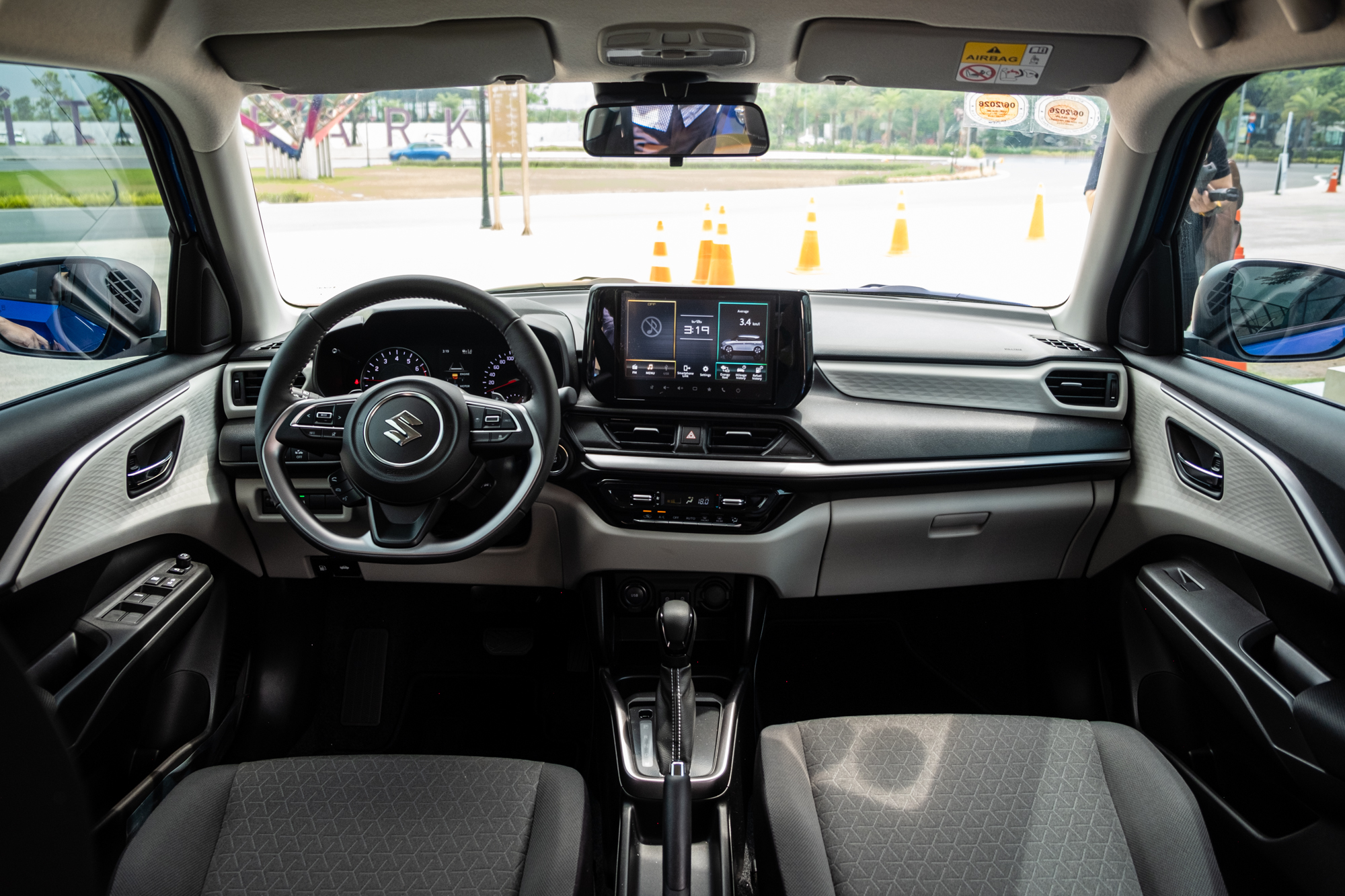 Suzuki Swift 2025 ra mắt Việt Nam: Giá 569 triệu, máy hybrid, 6 tính năng ADAS, đấu Mazda2 hatchback- Ảnh 5. Suzuki Swift 2025 ra mắt Việt Nam: Giá 569 triệu, máy hybrid, 6 tính năng ADAS, đấu Mazda2 hatchback- Ảnh 5.
