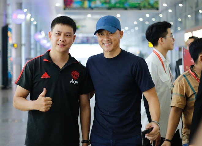 Tóm dính Công Vinh tại sân bay sau nửa năm ở ẩn, bịt khẩu trang kín mít, Thủy Tiên có lộ diện?- Ảnh 8. Tóm dính Công Vinh tại sân bay sau nửa năm ở ẩn, bịt khẩu trang kín mít, Thủy Tiên có lộ diện?- Ảnh 8.