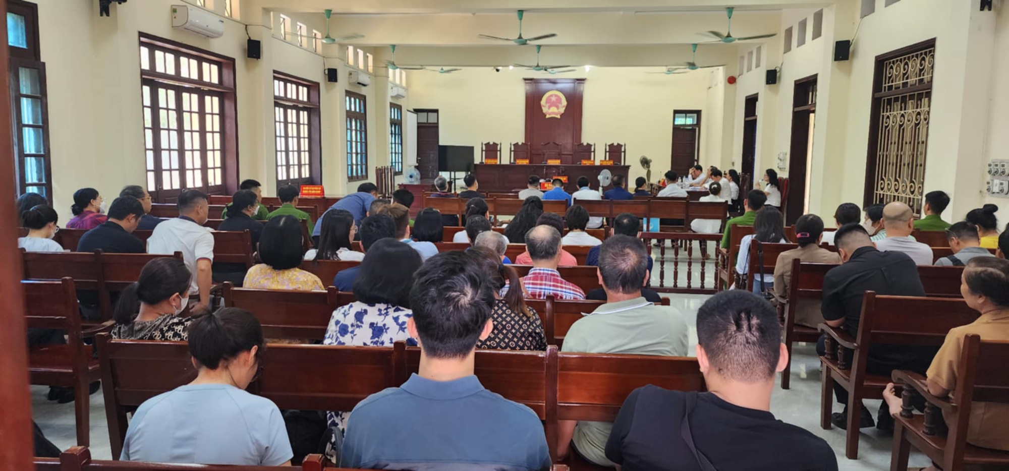 14 cựu lãnh đạo, cán bộ hải quan "ngó lơ" số hàng lậu trị giá hơn 1.800 tỉ đồng hầu toà- Ảnh 3. 14 cựu lãnh đạo, cán bộ hải quan "ngó lơ" số hàng lậu trị giá hơn 1.800 tỉ đồng hầu toà- Ảnh 3.
