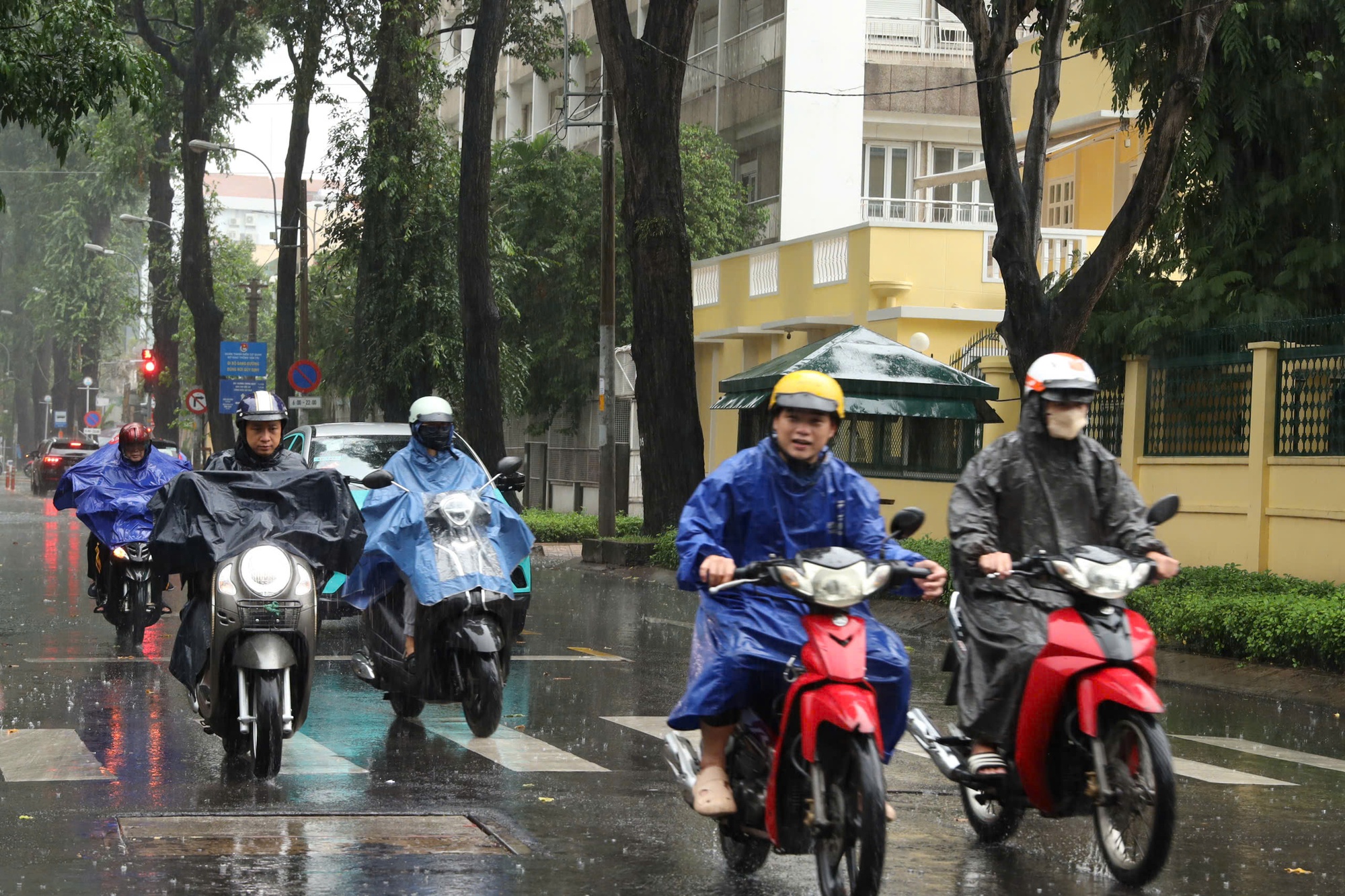 Chiều nay, mưa lớn trút xuống nhiều nơi ở TPHCM- Ảnh 2. Chiều nay, mưa lớn trút xuống nhiều nơi ở TPHCM- Ảnh 2.