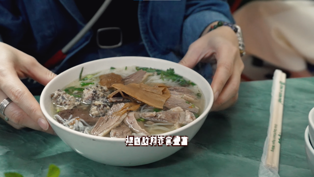 Khách Trung Quốc mê mẩn 1 món bún Việt Nam, thử miếng đầu đã thốt lên: "Đây là món bún ngon nhất”- Ảnh 1.