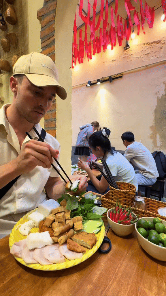 Người Sài Gòn 30 năm phải vào xem anh Tây này đi ăn gì rồi đi theo, list nhạc nền thì "ối dồi ôi"- Ảnh 7. Người Sài Gòn 30 năm phải vào xem anh Tây này đi ăn gì rồi đi theo, list nhạc nền thì "ối dồi ôi"- Ảnh 7.