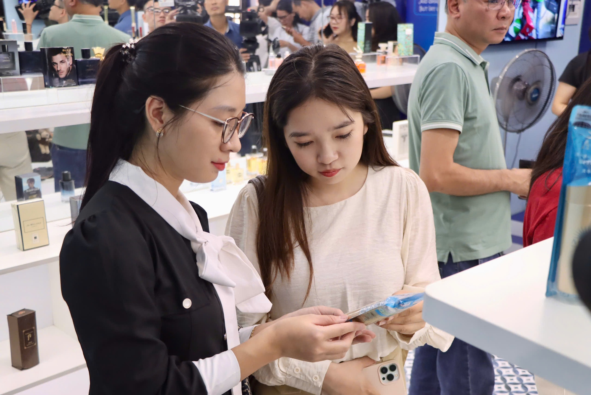"Đối tượng buôn hàng giả qua mạng trốn biệt tăm, đến kiểm tra thấy mỗi bàn ghế"- Ảnh 1. "Đối tượng buôn hàng giả qua mạng trốn biệt tăm, đến kiểm tra thấy mỗi bàn ghế"- Ảnh 1.
