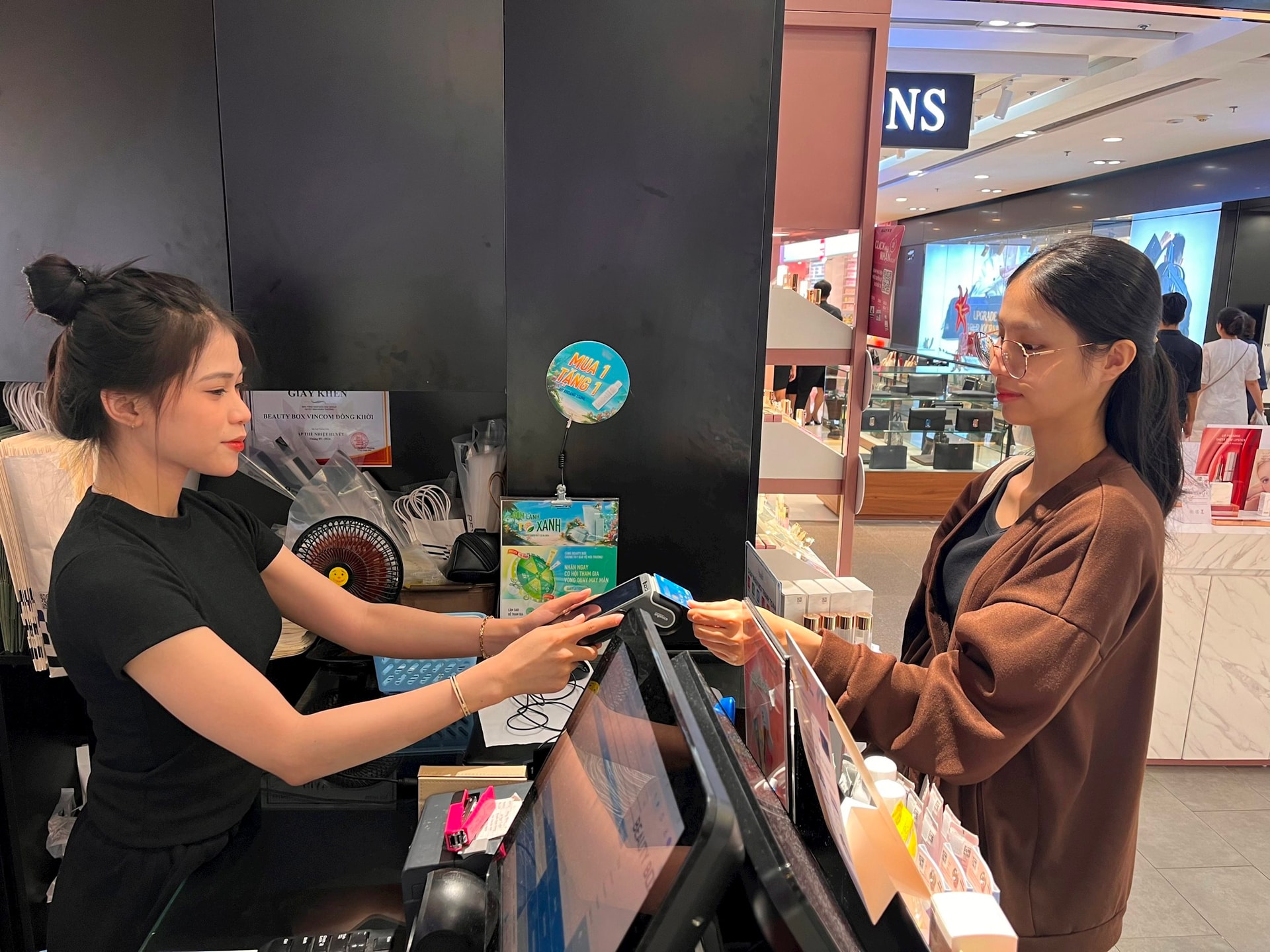 Payoo thống kê: 70% hành khách không dùng tiền mặt trên các tuyến metro, Apple Pay tăng trưởng 15% mỗi tháng- Ảnh 1. Payoo thống kê: 70% hành khách không dùng tiền mặt trên các tuyến metro, Apple Pay tăng trưởng 15% mỗi tháng- Ảnh 1.