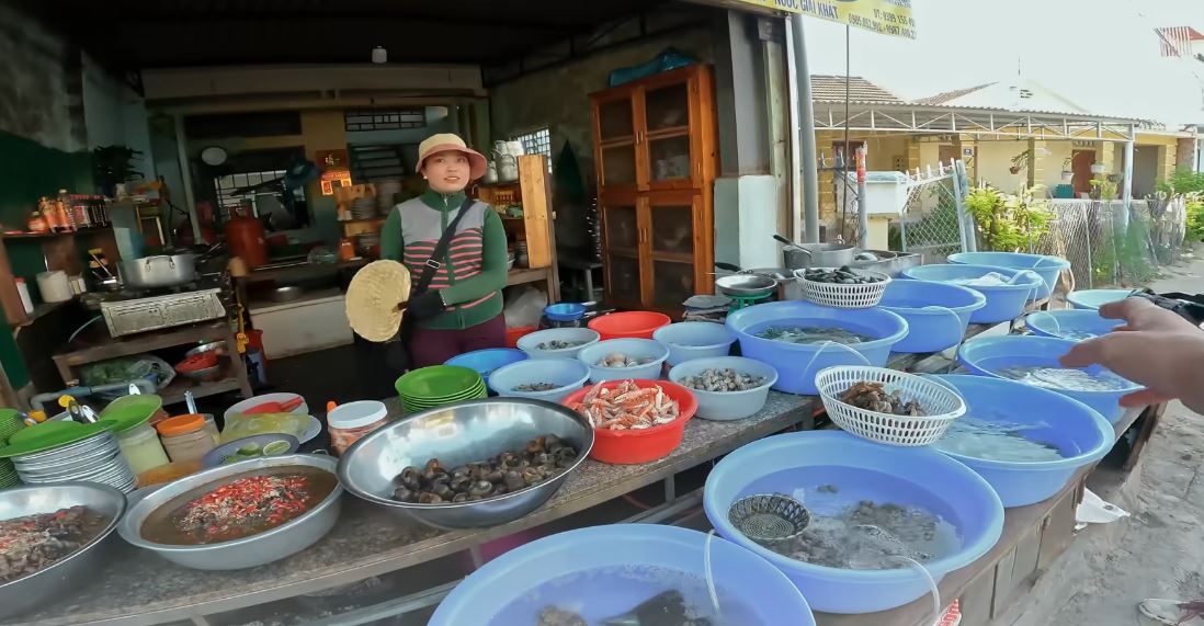 Khách Tây ăn hải sản Nha Trang xong thú thật: ‘Ở bờ Tây nước Mỹ không có món này mà ăn’- Ảnh 1. Khách Tây ăn hải sản Nha Trang xong thú thật: ‘Ở bờ Tây nước Mỹ không có món này mà ăn’- Ảnh 1.