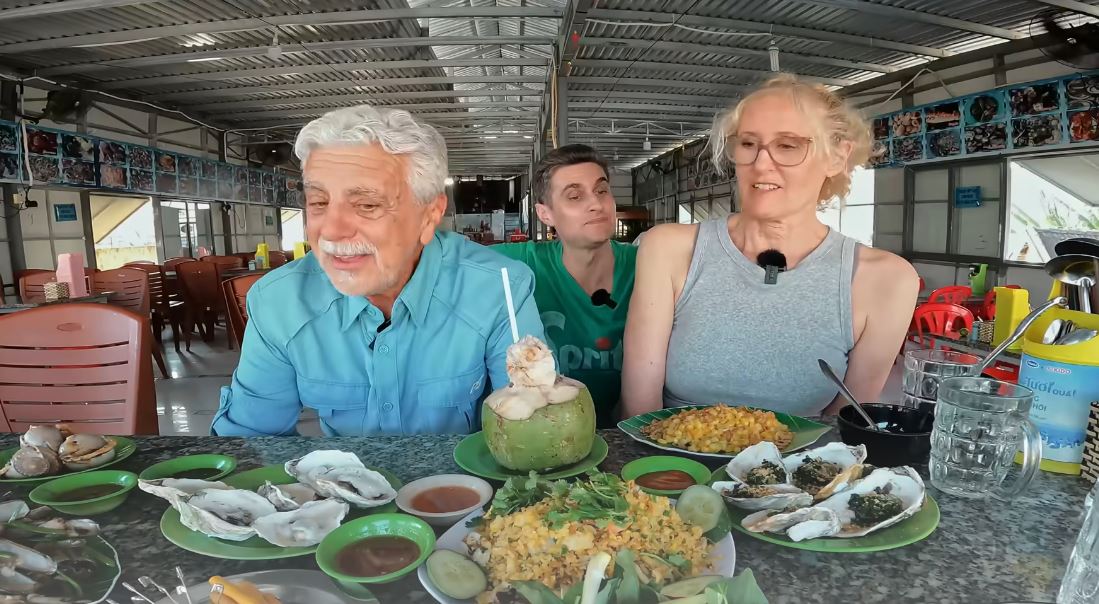 Khách Tây ăn hải sản Nha Trang xong thú thật: ‘Ở bờ Tây nước Mỹ không có món này mà ăn’- Ảnh 2. Khách Tây ăn hải sản Nha Trang xong thú thật: ‘Ở bờ Tây nước Mỹ không có món này mà ăn’- Ảnh 2.