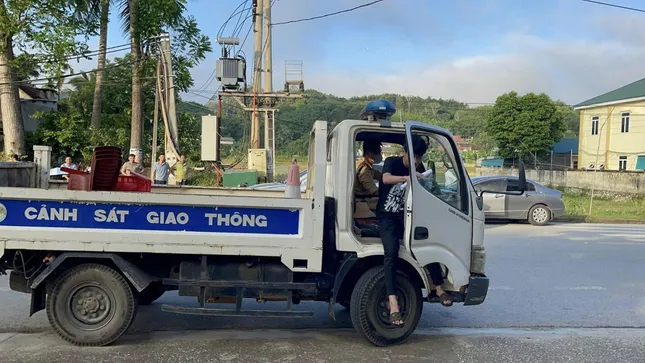 Nữ sinh quên căn cước được CSGT chở đến điểm thi- Ảnh 2.