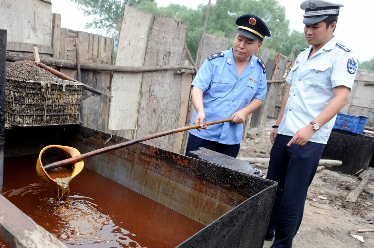 Lãnh án tử hình vì bán dầu thải: Hé lộ góc tối đáng sợ và cú ngoặt cho cuộc chiến chống "dầu cống rãnh" len lỏi vào những bữa cơm của cả tỷ người- Ảnh 1. Lãnh án tử hình vì bán dầu thải: Hé lộ góc tối đáng sợ và cú ngoặt cho cuộc chiến chống "dầu cống rãnh" len lỏi vào những bữa cơm của cả tỷ người- Ảnh 1.